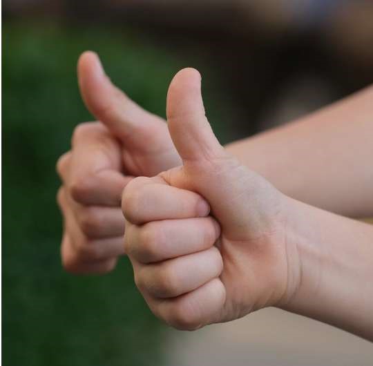 Children signing together